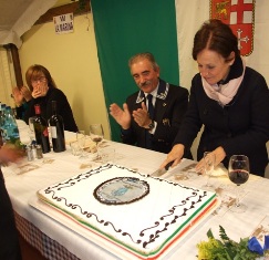 Taglio della torta celebrativa da parte della Signora Irene Birindelli. 